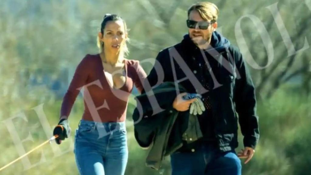Paola Olmedo y José María Almoguera dando un paseo por Madrid, en mayo de 2022.