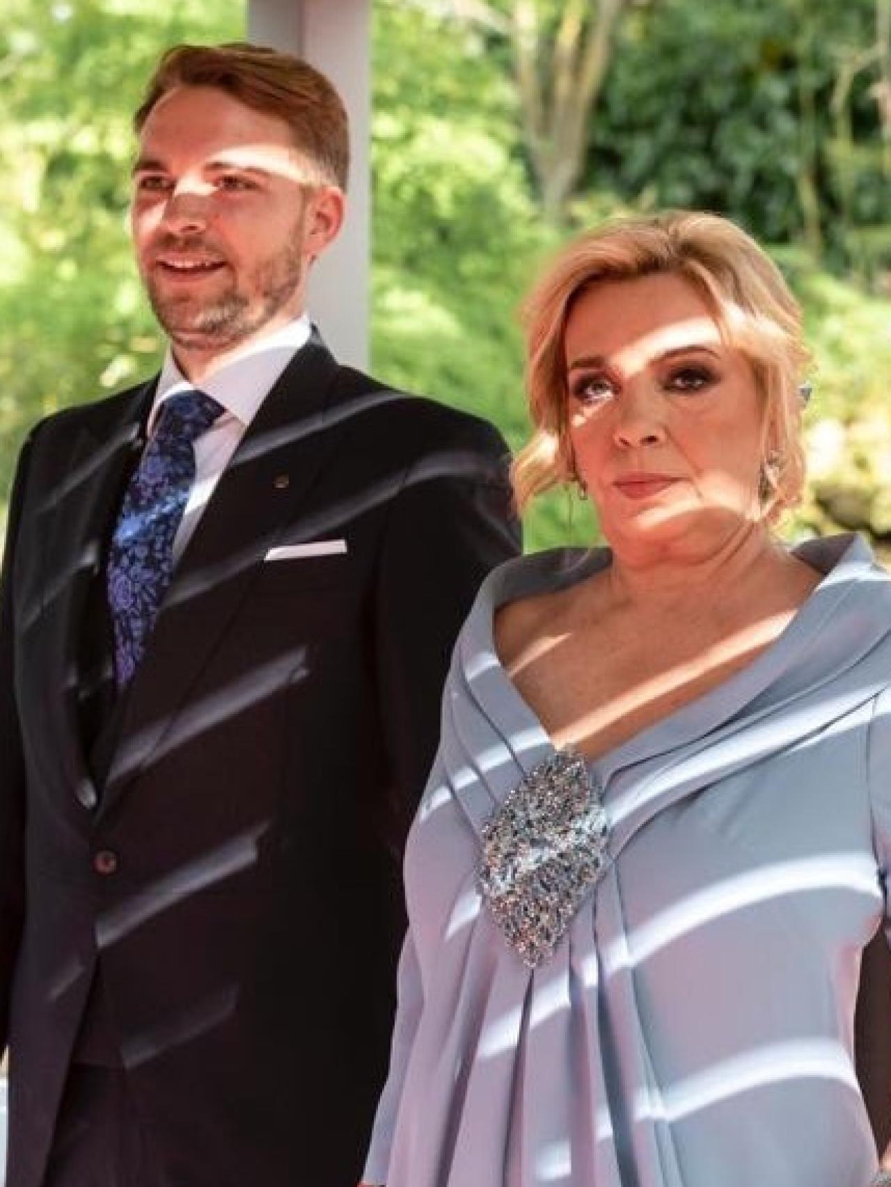 Carmen Borrego, orgullosa madrina en la boda de su hijo José María.