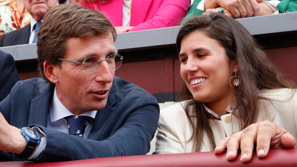 José Luis Martínez-Almeida y Teresa Urquijo en Las Ventas este domingo.