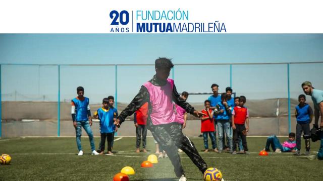 Refugiados jugando al fútbol bajo el proyecto de Plan Internacional en el campamento de Azraq, en Jordania.