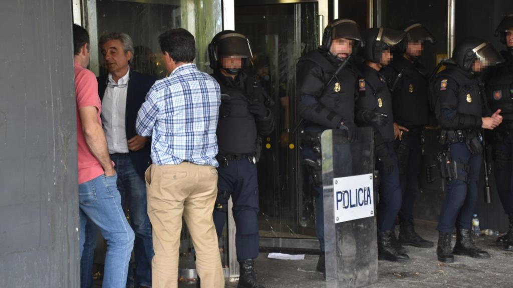 Concentración de ganaderos a las puertas de la Delegación Territorial de la Junta en Salamanca