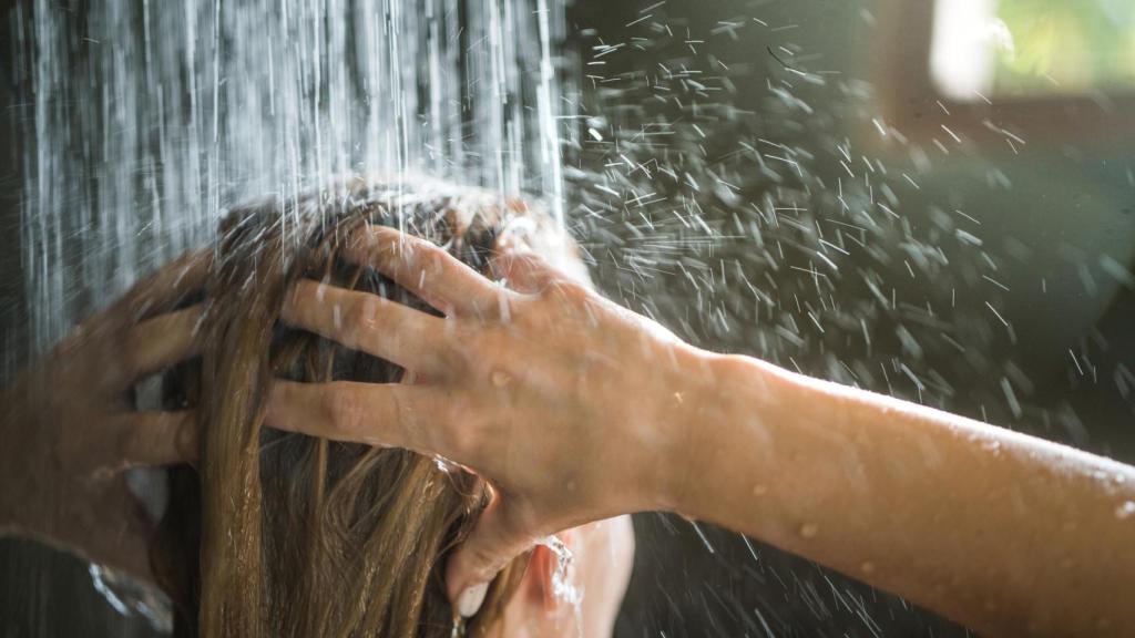 Mujer que se ha lavado el pelo con cowash