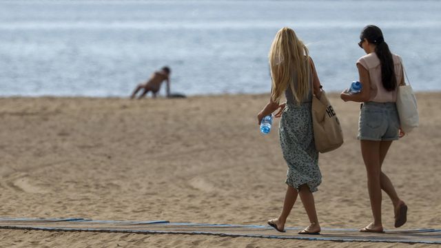 Dos mujeres pasean por la playa valenciana de la Malvarrosa, hace unos días.