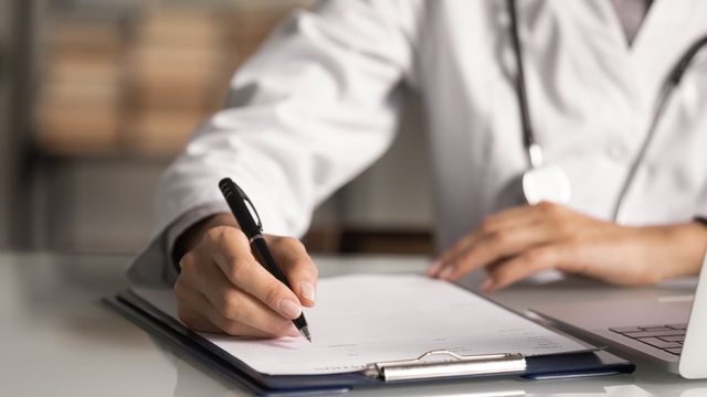 Un médico en consulta, en una imagen de archivo.