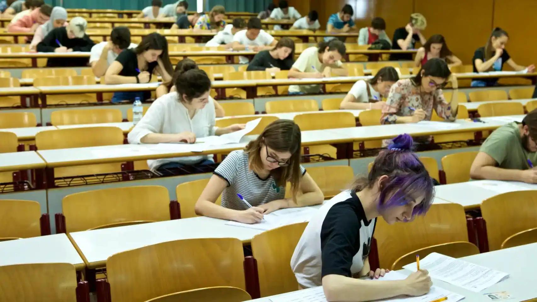 Estudiantes en una PAU anterior en las instalaciones de la Universidad de Alicante.
