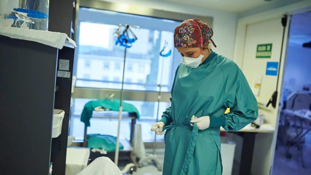 Una enfermera en una Unidad de Cuidados Intensivos, en imagen de archivo.