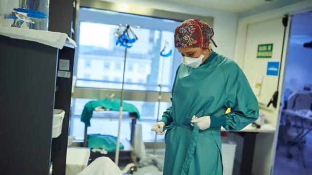 Una enfermera en una Unidad de Cuidados Intensivos, en imagen de archivo.