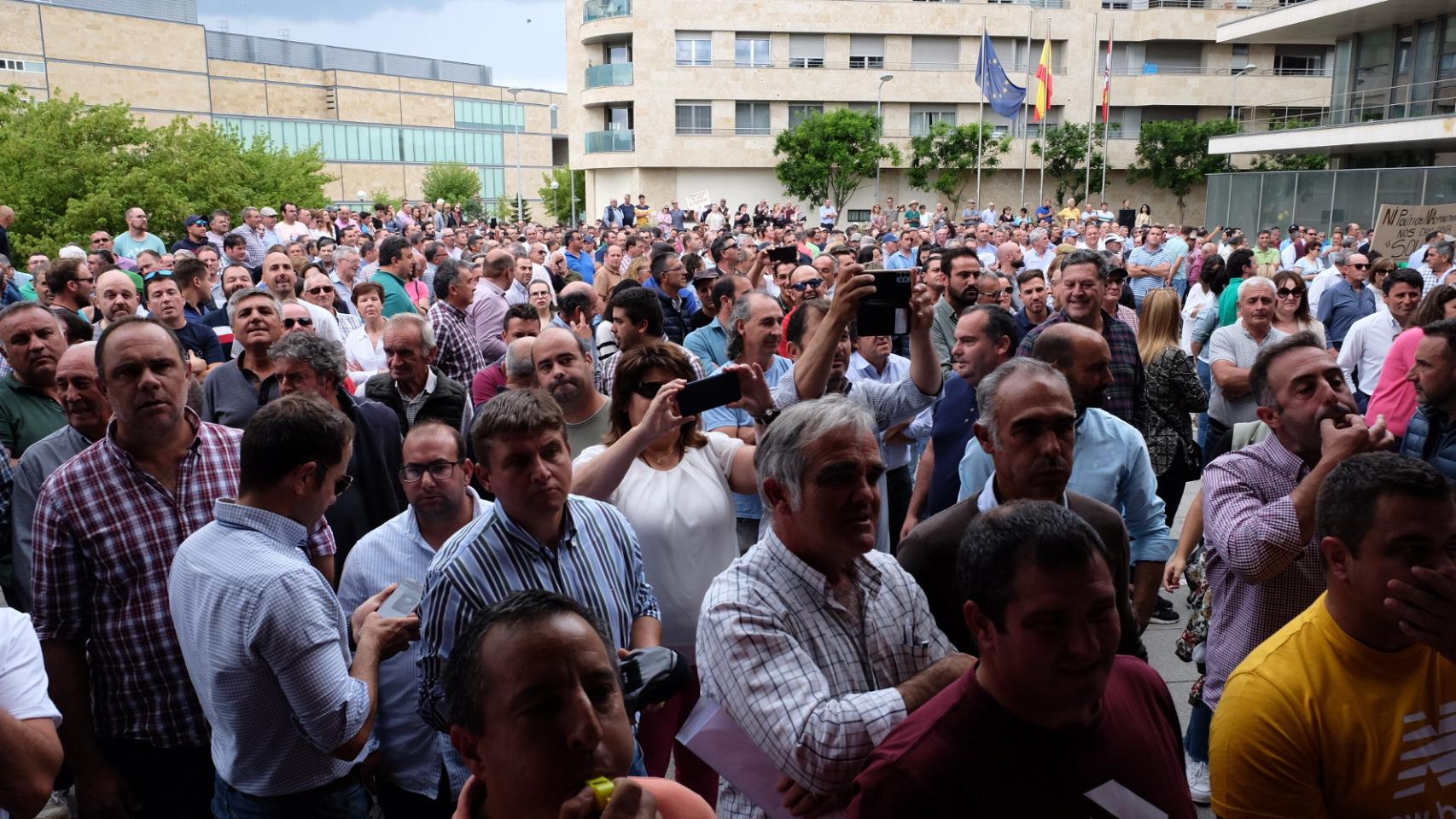 El intento de asalto de la Delegación Territorial de la Junta en Salamanca en imágenes