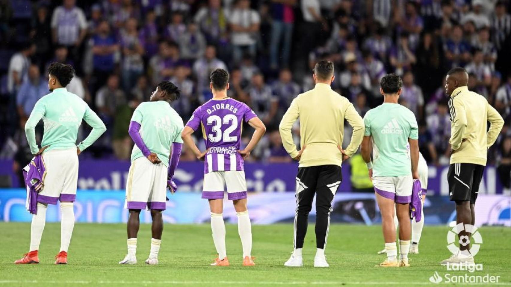 Los jugadores del Real Valladolid sobre el césped tras consumarse el descenso