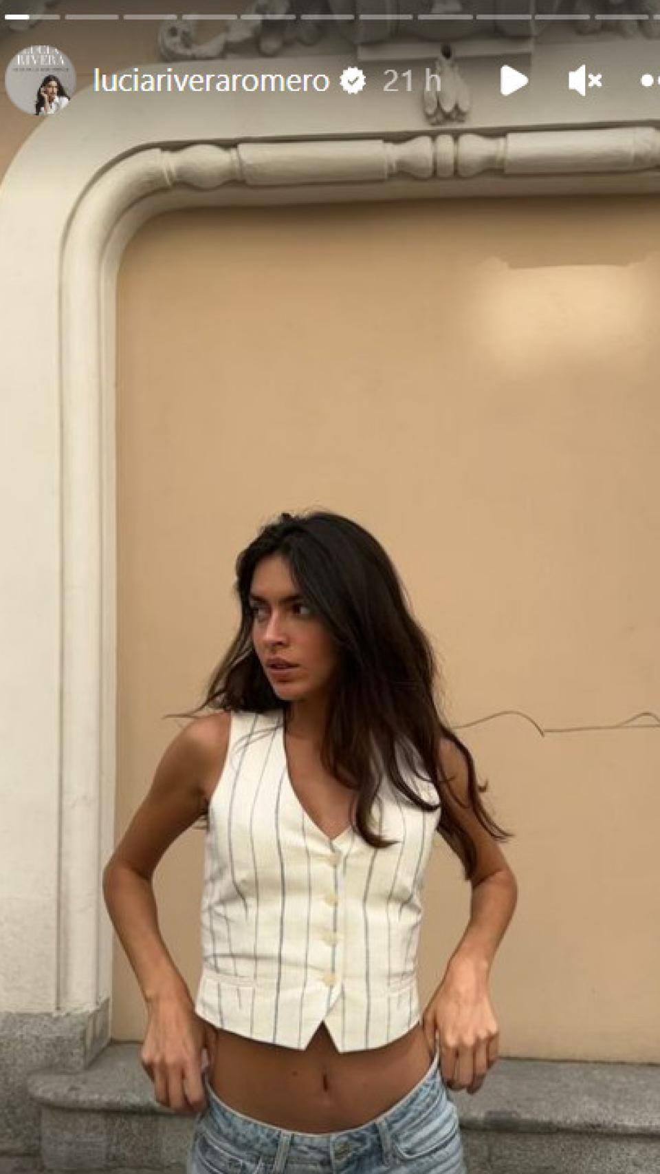 Lucia Rivera luciendo el chaleco de Mango con estampado de rayas.