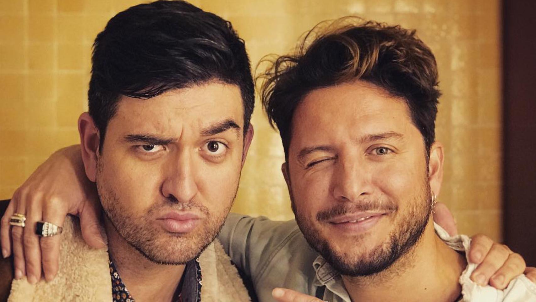 Manuel Carrasco junto a Manu Sánchez después de que éste lo imitara en 'Tu cara me suena'