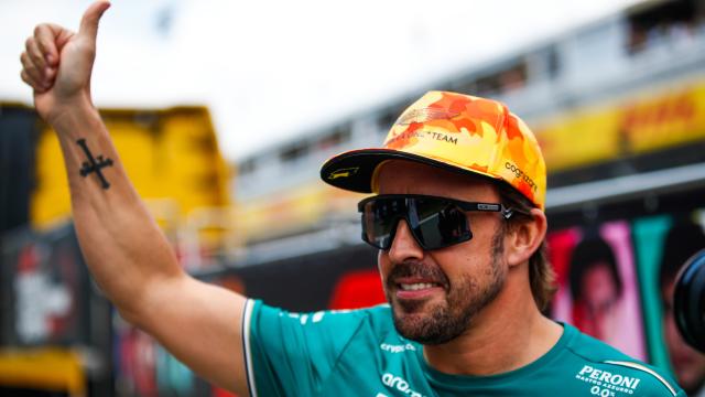 Fernando Alonso realiza un gesto de aprobación durante la disputa del Gran Premio de España.