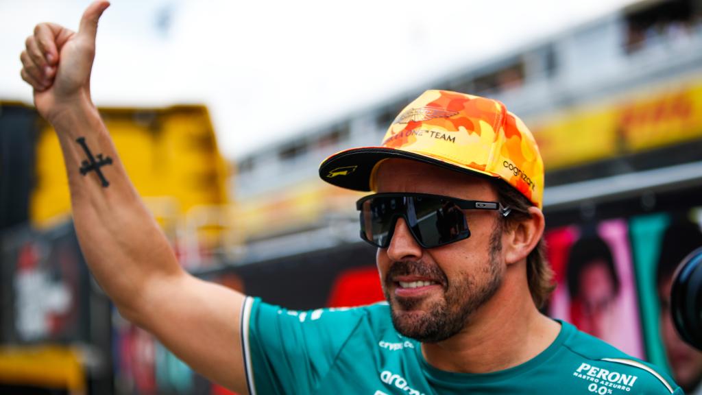 Fernando Alonso realiza un gesto de aprobación durante la disputa del Gran Premio de España.