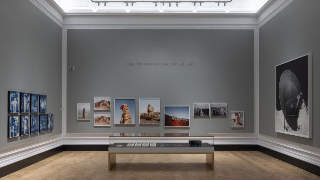 Vista de una de las nuevas salas del V&A que muestra adquisiciones recientes de fotografía actual
