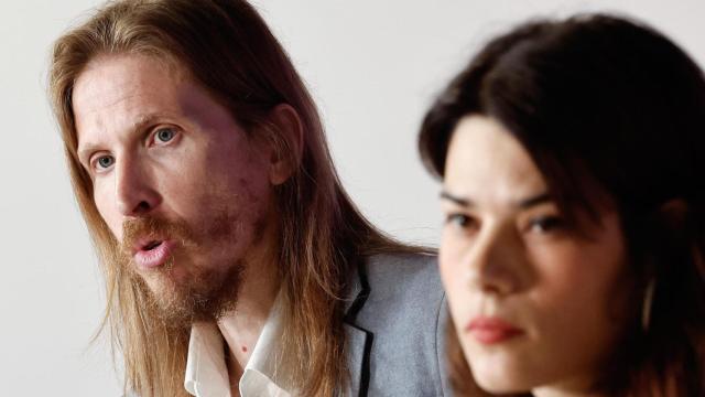 Los coportavoces de Podemos Pablo Fernández e Isa Serra, este lunes en rueda de prensa.