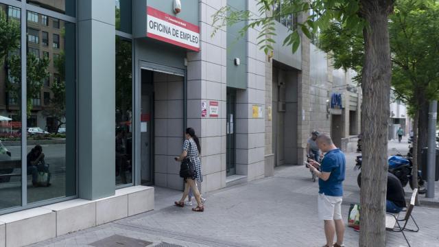 Varias personas a las puertas de la oficina del SEPE