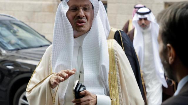 El ministro saudí de Energía, el príncipe Abdulaziz bin Salman Al-Saud, llega a una reunión de la OPEP+ en Viena.