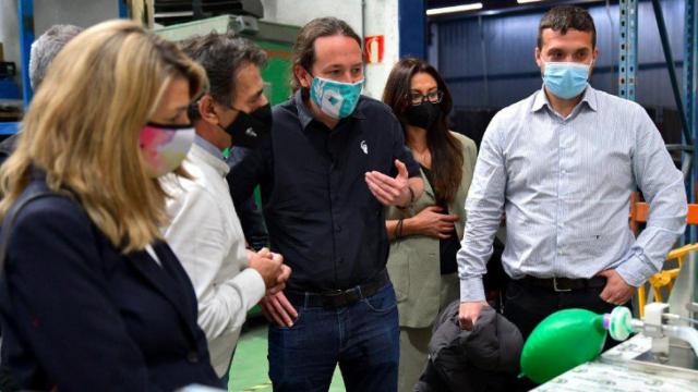 Yolanda Díaz, Pablo Iglesias y Jesús Santos en una visita en 2021