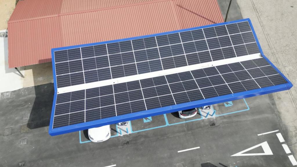 Mediante placas solares, estaciones de Zunder como la de Dueñas recogen energía solar para ofrecer más potencia a la carga.