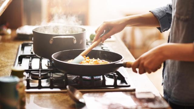 Mujer preparando la cena. Foto: iStock.