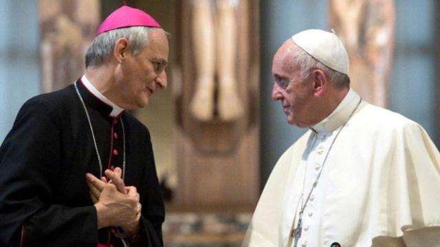 El Papa junto a  Matteo Zuppi.