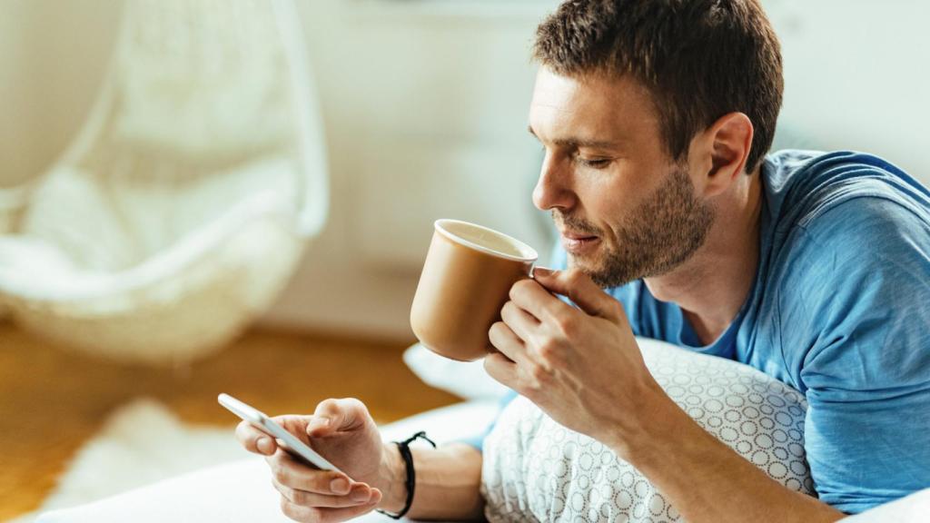 Imagen de archivo de un joven soltero tomando una taza de café.