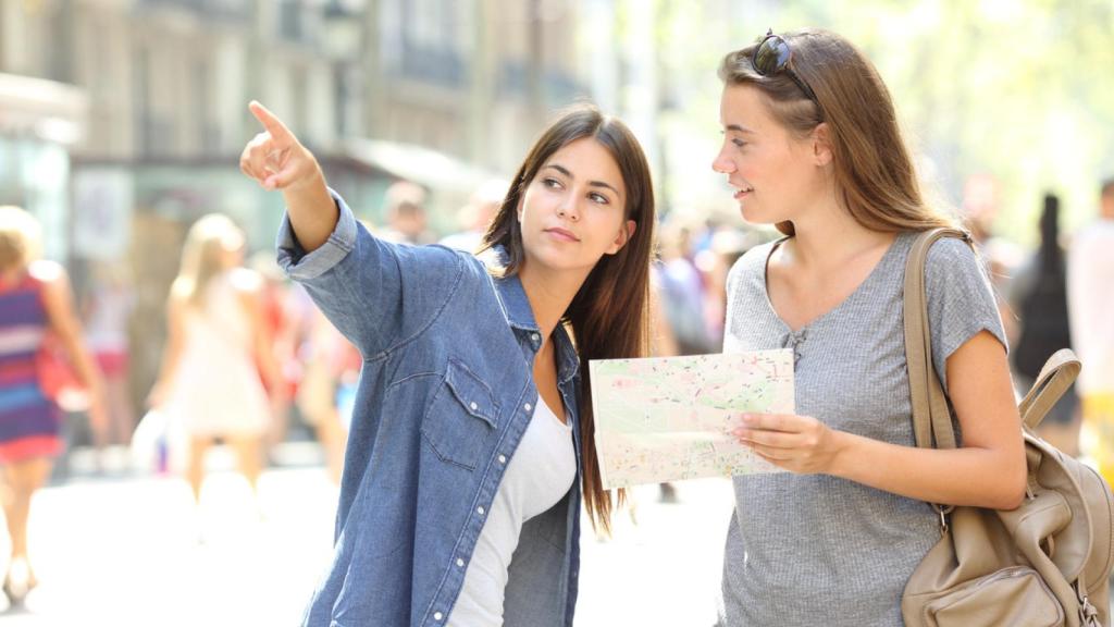Imagen de archivo de una persona ayudando a una turista perdida.
