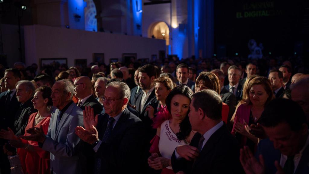 Las autoridades y el público durante los discursos de bienvenida.