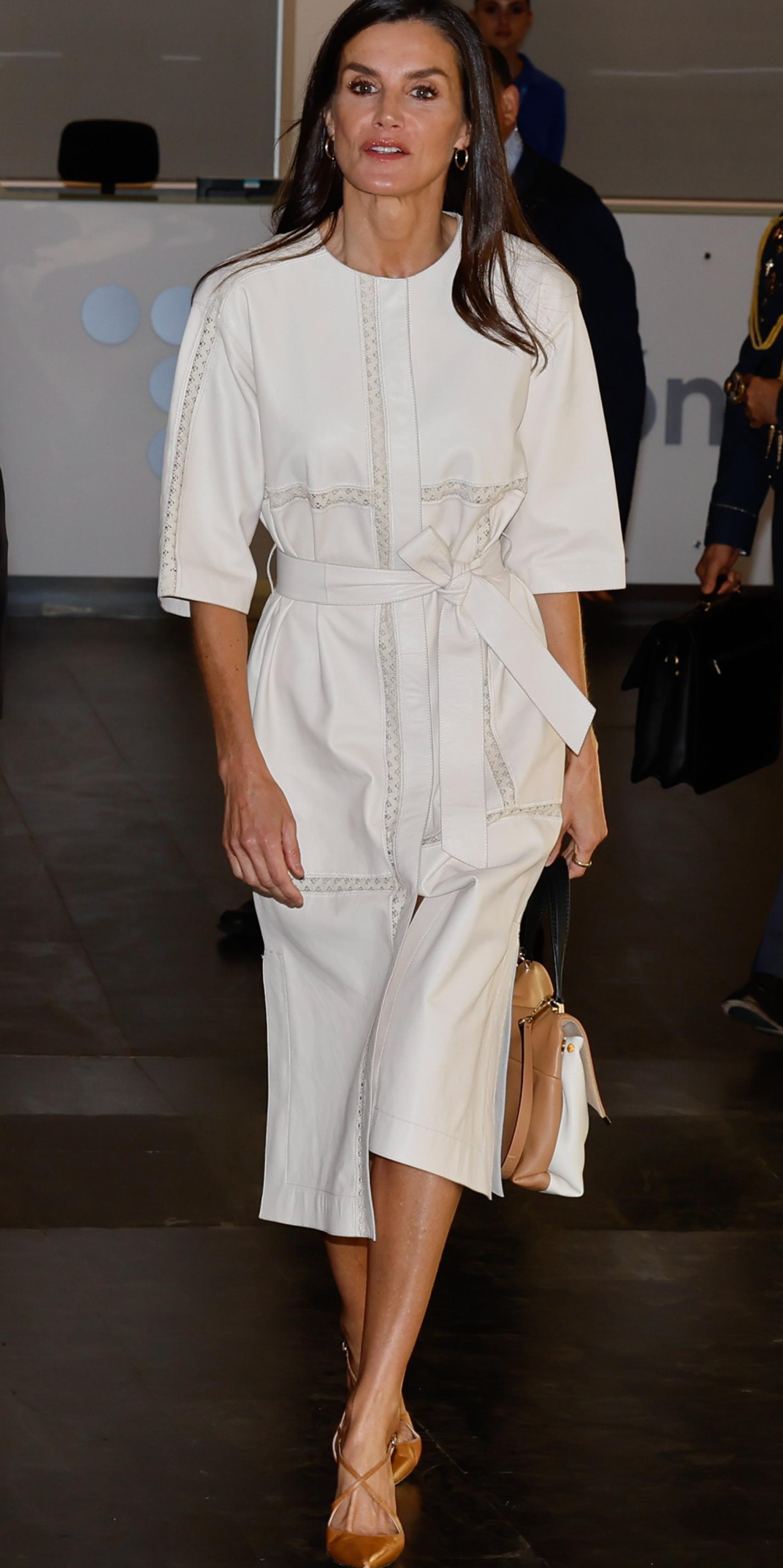 Letizia con vestido blanco.