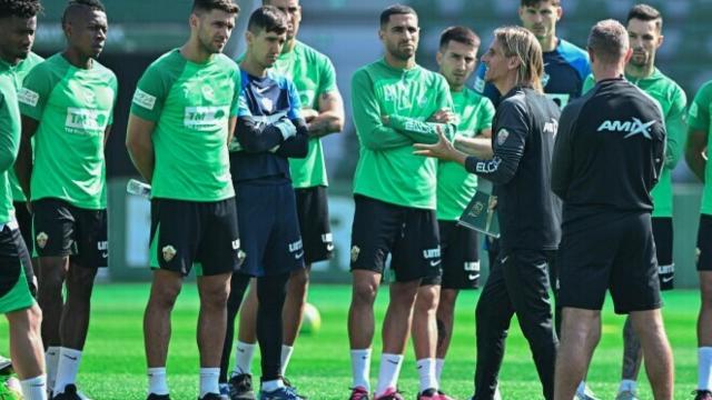 El entrenador argentino del Elche Sebastián Beccacece con los jugadores del Elche.