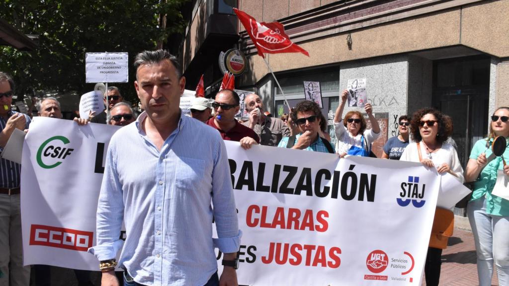Juan José Banciella, de CSIF, con la cacerolada de fondo