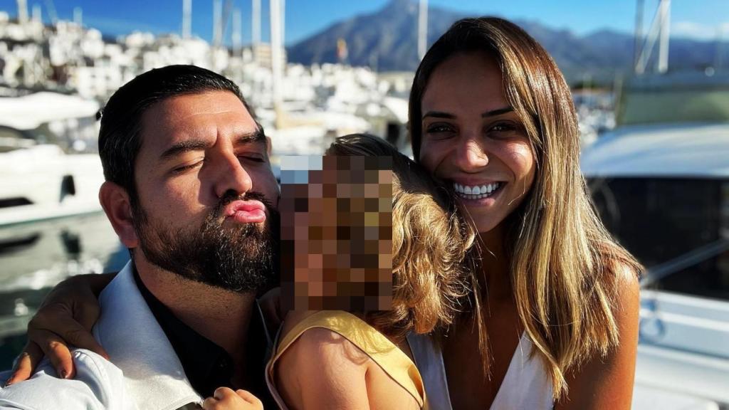 Manu Sánchez junto a su razón de amor, Lorena, y su primer hijo, Manuel.