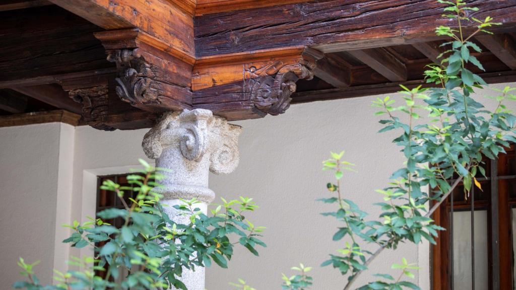 Detalle del capitel de una de las columnas del patio del palacio