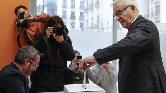 Joan Ribó vota en las primarias de Compromís.