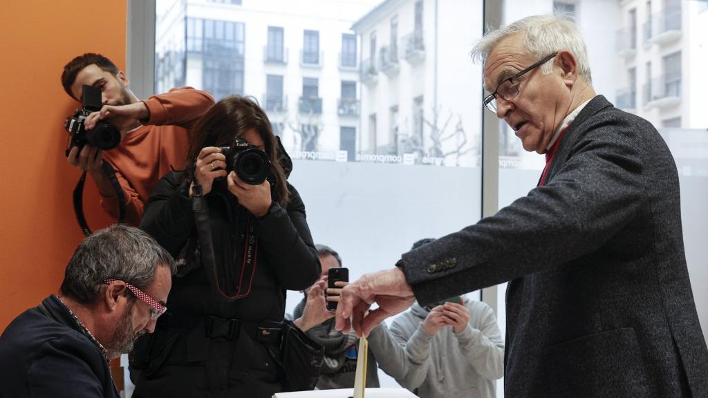 Joan Ribó vota en las primarias de Compromís.