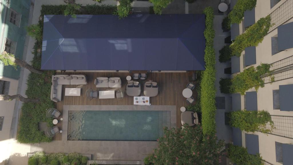 Una vista aérea de la piscina del hotel CoolRooms Palacio de Atocha