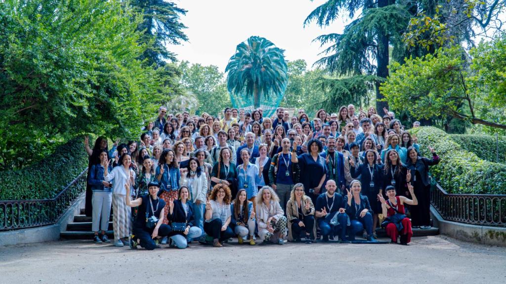 Fotografía grupal de los conferenciantes y promotores del evento.