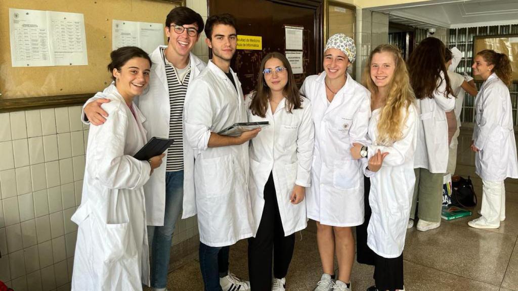 Laura, a la derecha, junto a compañeros de clase