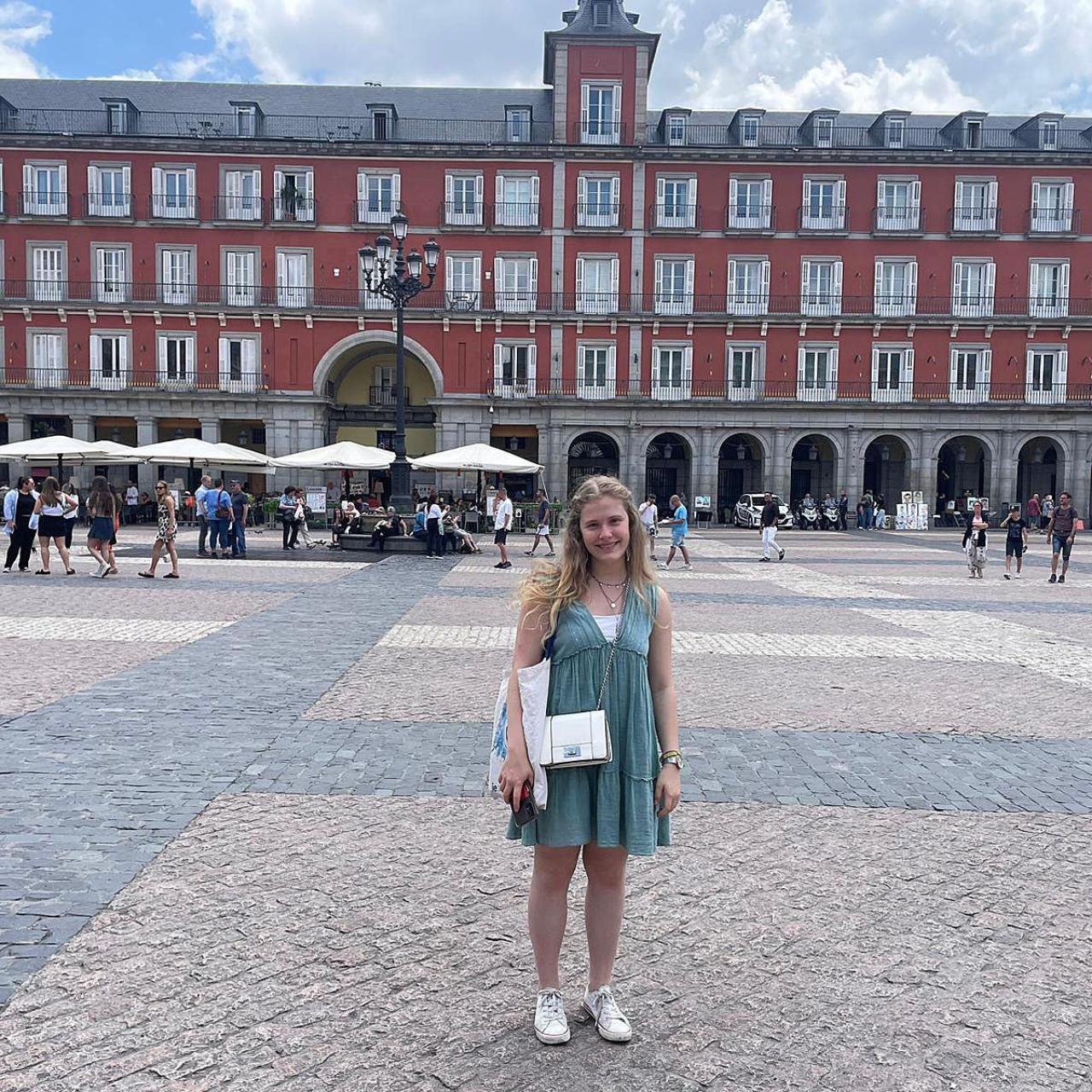 Laura, sonriente, en la Plaza Mayor de Madrid