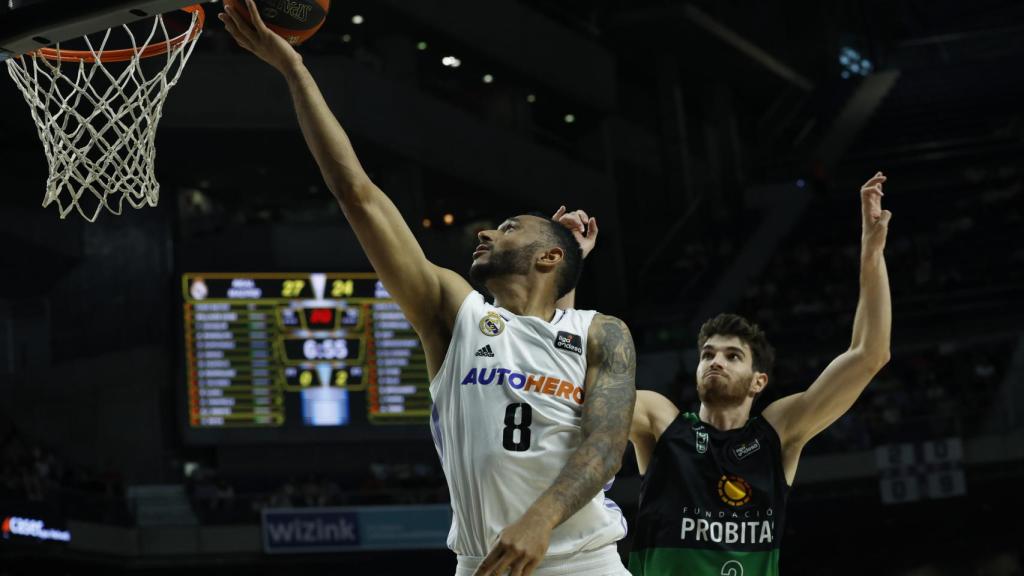 Hanga anota una canasta frente a la defensa del Joventut.