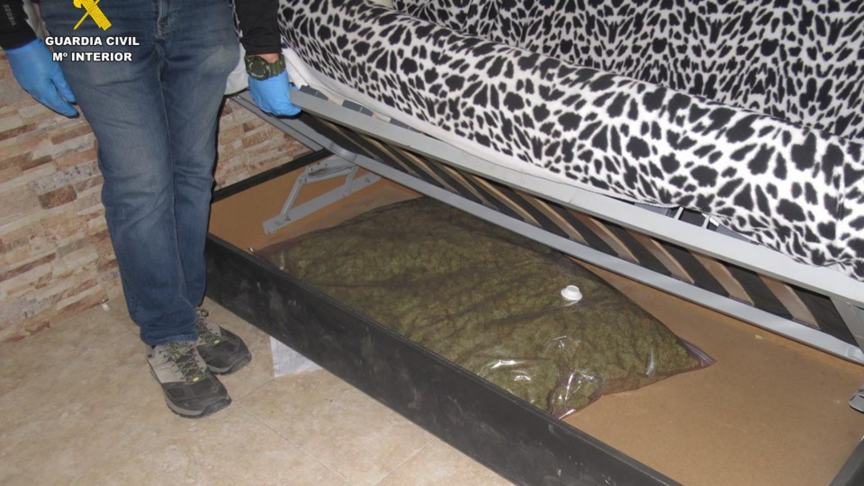 Así encontraron parte de la marihuana envasada al vacío.