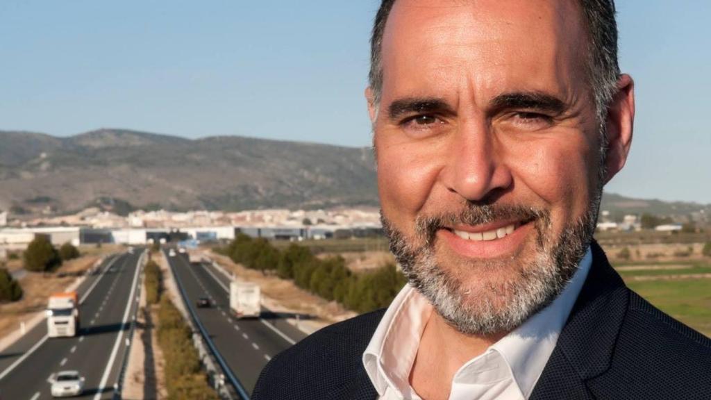 El alcalde de Ibi en funciones, Rafael Serralta, con el municipio de Ibi al fondo.