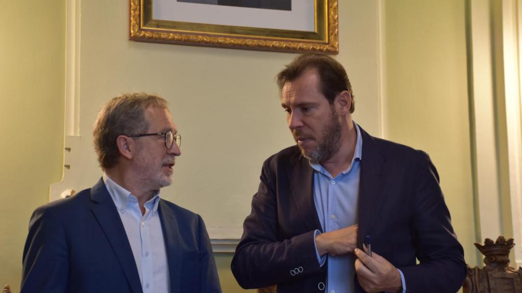 El alcalde de Valladolid, Óscar Puente, junto con Manuel Saravia en el Pleno del Ayuntamiento
