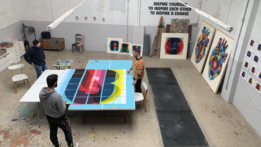 Boa Mistura en su estudio con el mural 'Ubuntu'