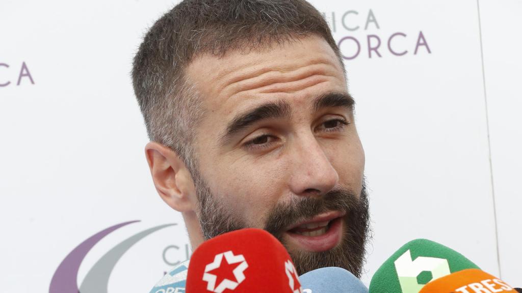 Dani Carvajal, atendiendo a los medios tras su participación en el Torneo Benéfico de pádel contra el cáncer de mama, organizado por la Fundación Clínica Menorca en la Ciudad de la Raqueta
