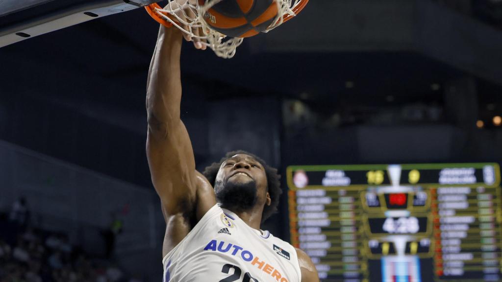 Yabusele machacha el aro del Joventut.