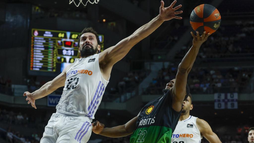 Sergio Llull intenta taponar una acción del Joventut.