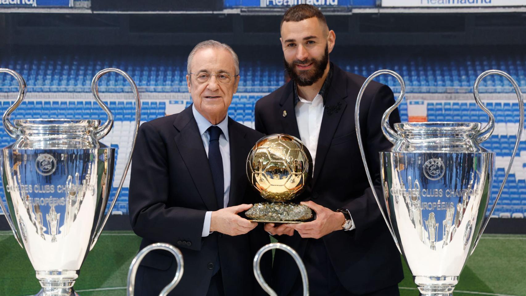 Florentino Pérez y Karim Benzema, con el balón de Oro en el acto de despedida