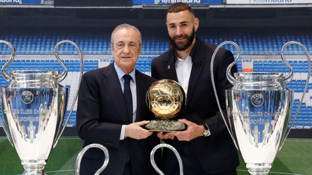 Florentino Pérez y Karim Benzema, con el balón de Oro en el acto de despedida