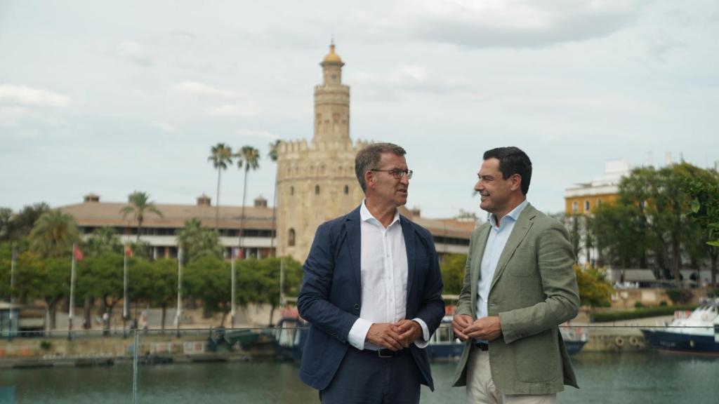 El candidato del PP, Alberto Núñez Feijóo, junto al presidente de la Junta de Andalucía, Juanma Moreno, en un acto del partido en Sevilla.